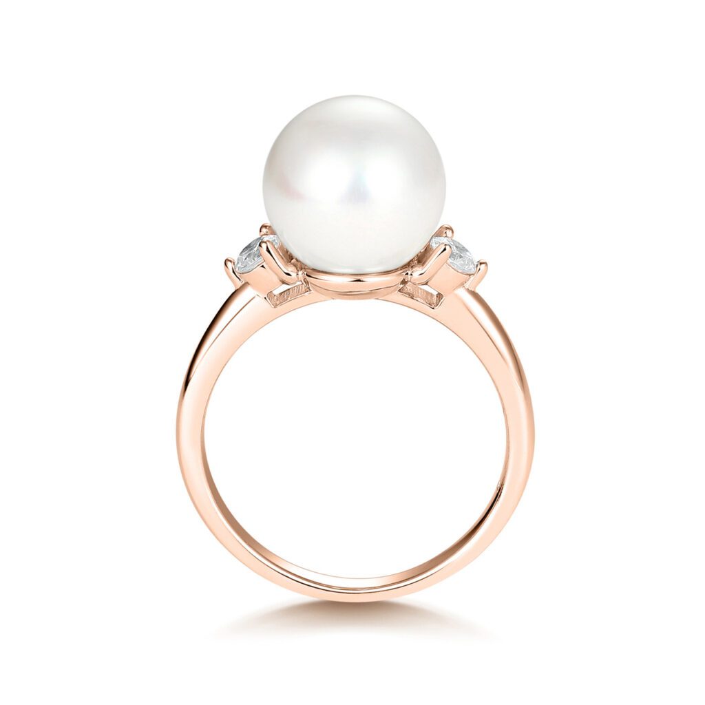 Kamila – Elegant pärlring i 18k Roséguld med diamanter och mittcentrerad pärla