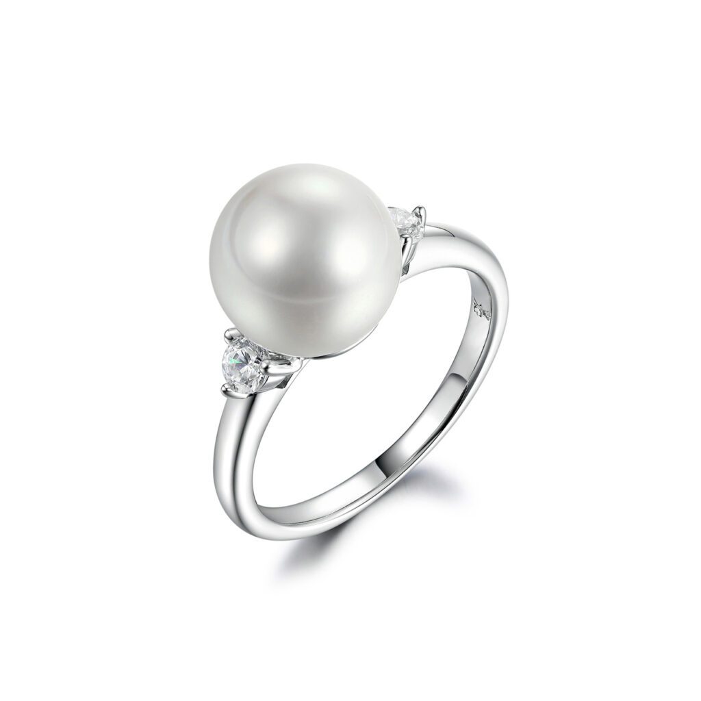 Kamila – Elegant pärlring i 950 Platina med diamanter och mittcentrerad pärla