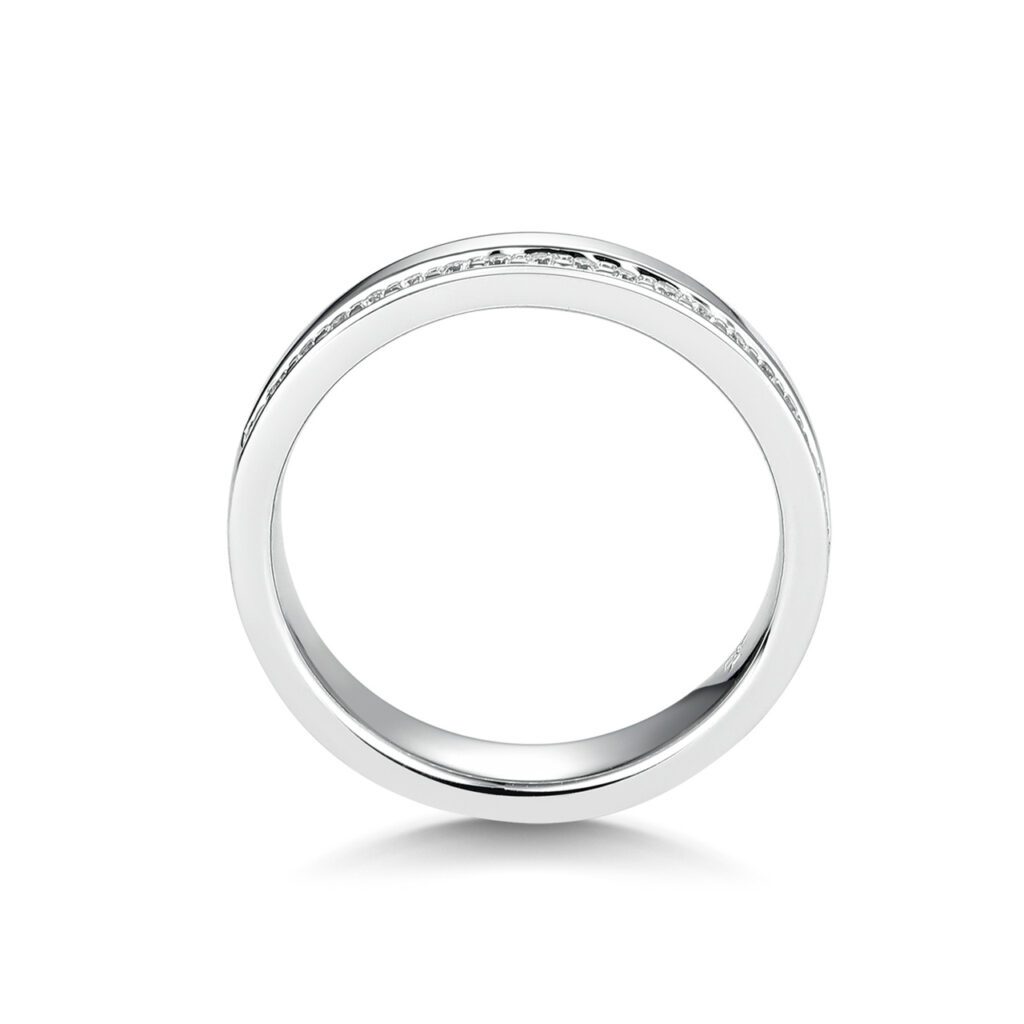 Kaylee – Elegant alliansring i 950 Platina med diamanter