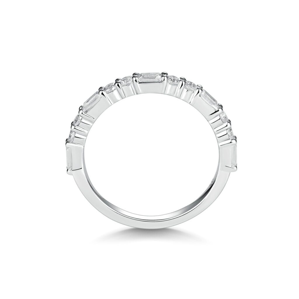 Leisa 0.64 carat – Halvallians med smaragd- och rundslipade diamanter i 18k Vitguld