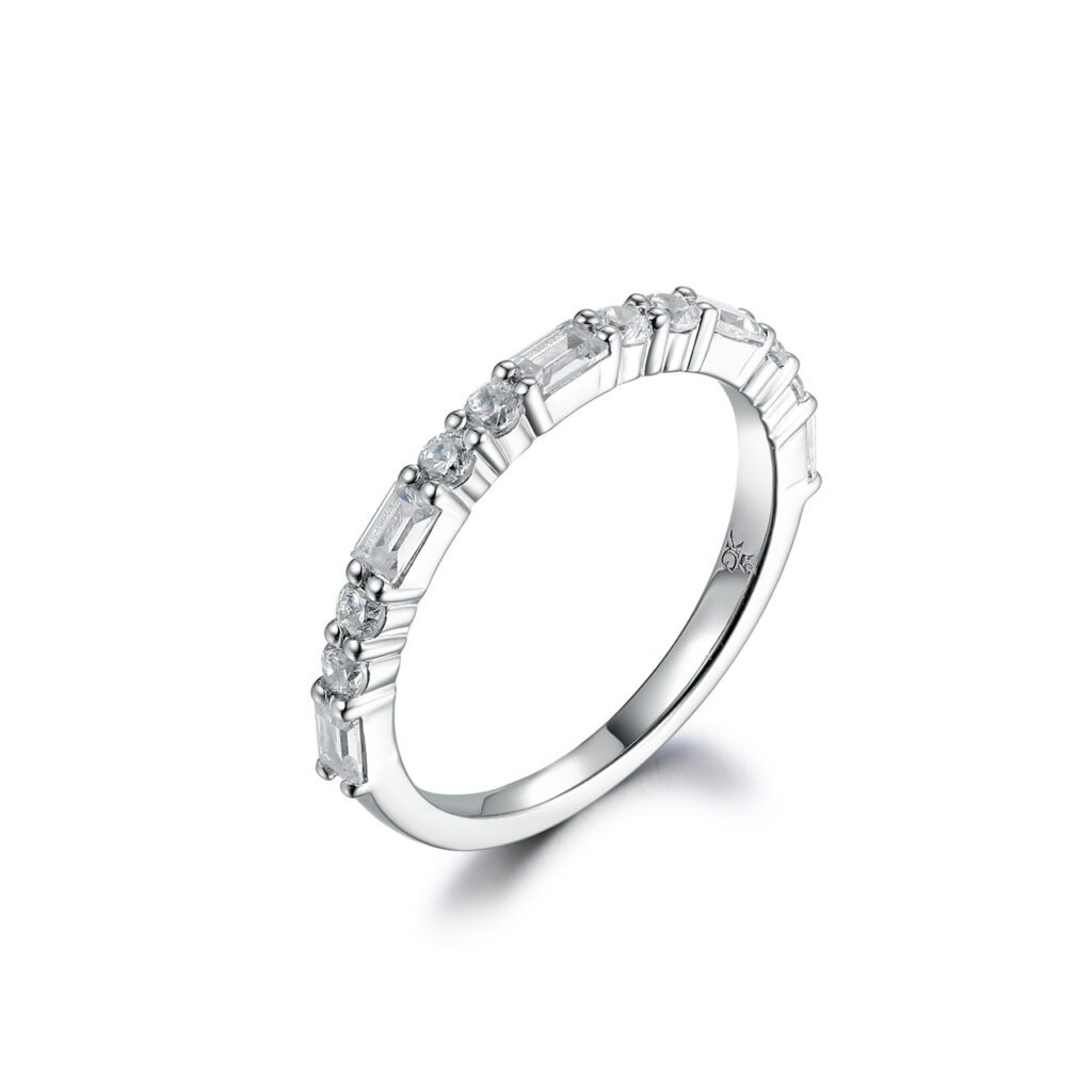 Leisa 0.64 carat – Halvallians med smaragd- och rundslipade diamanter i 18k Vitguld