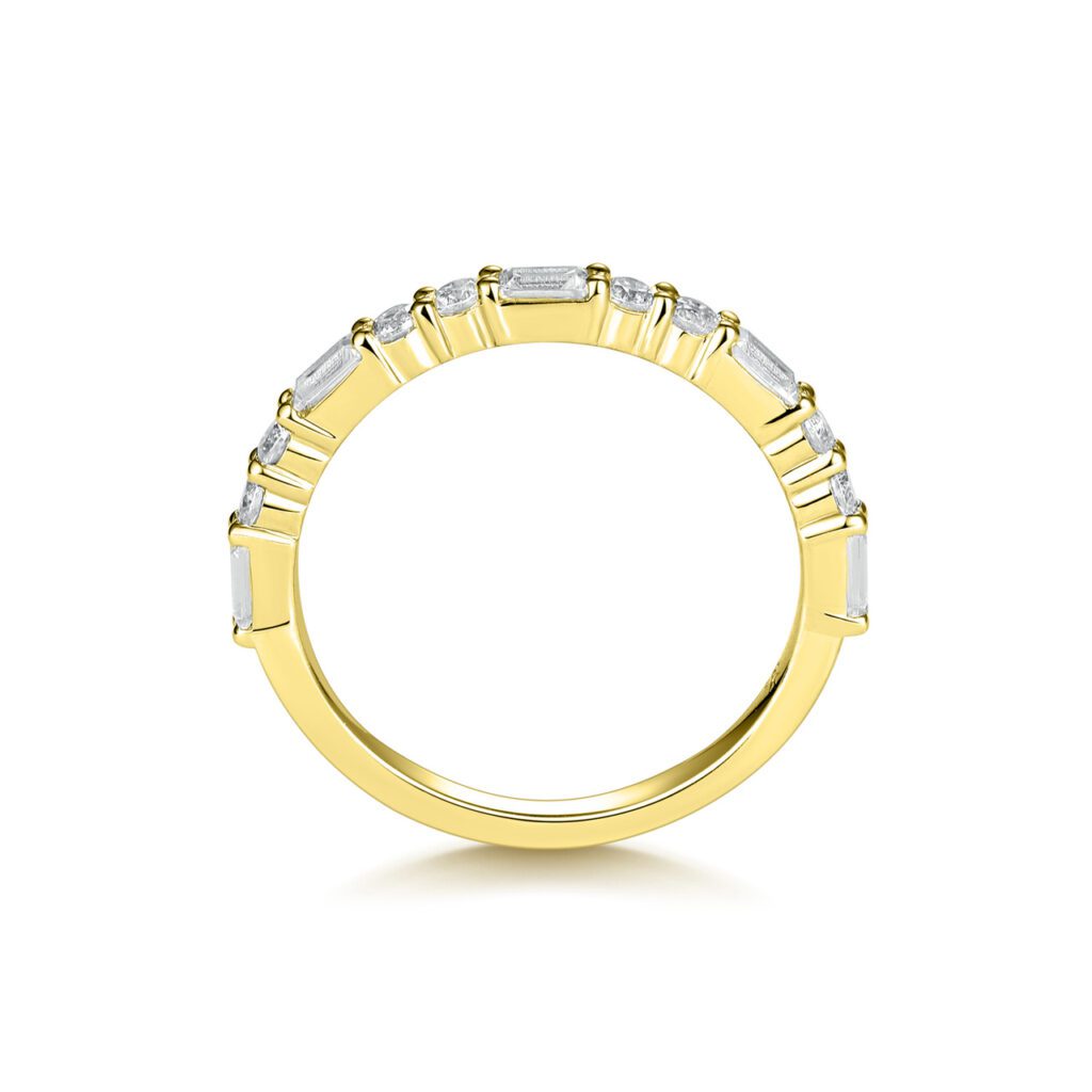 Leisa 0.64 carat – Halvallians med smaragd- och rundslipade diamanter i 18k Gulguld