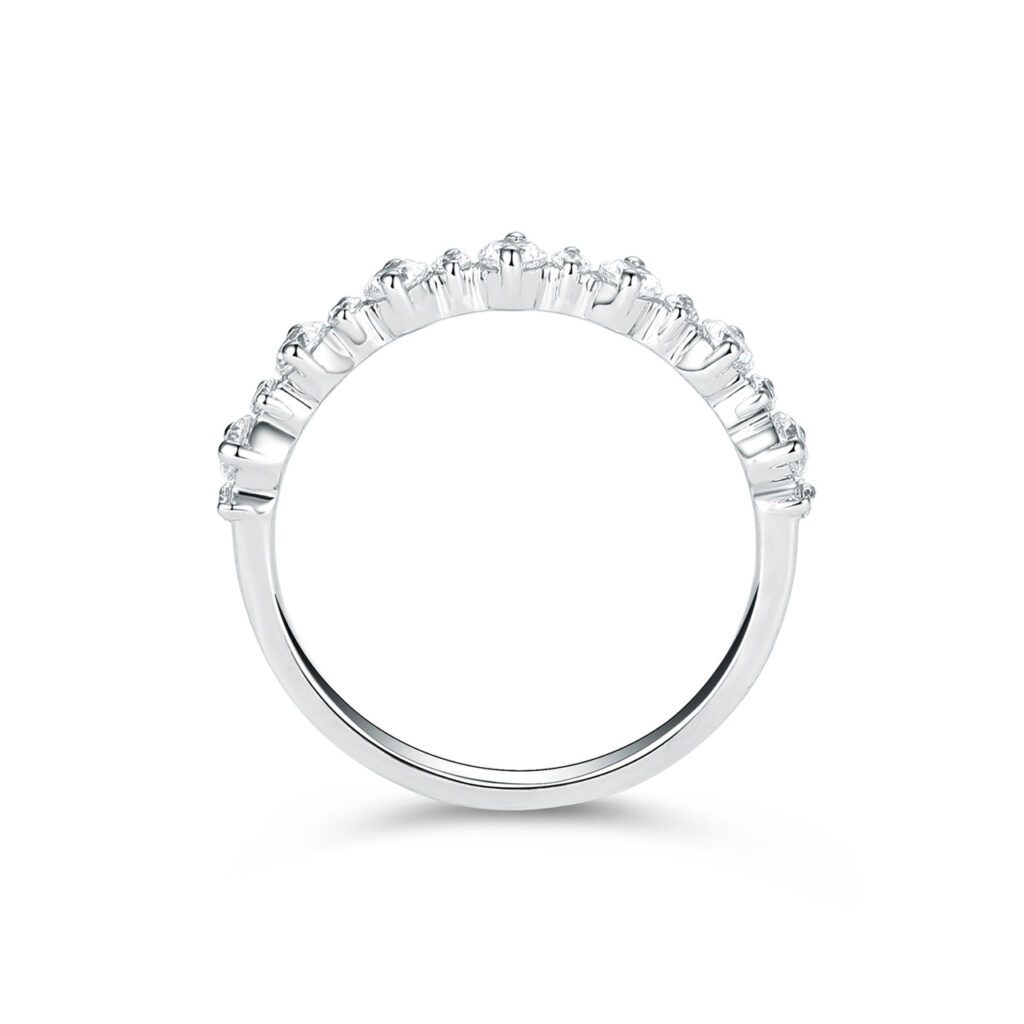 Rhea – Charmig alliansring i 18k Vitguld