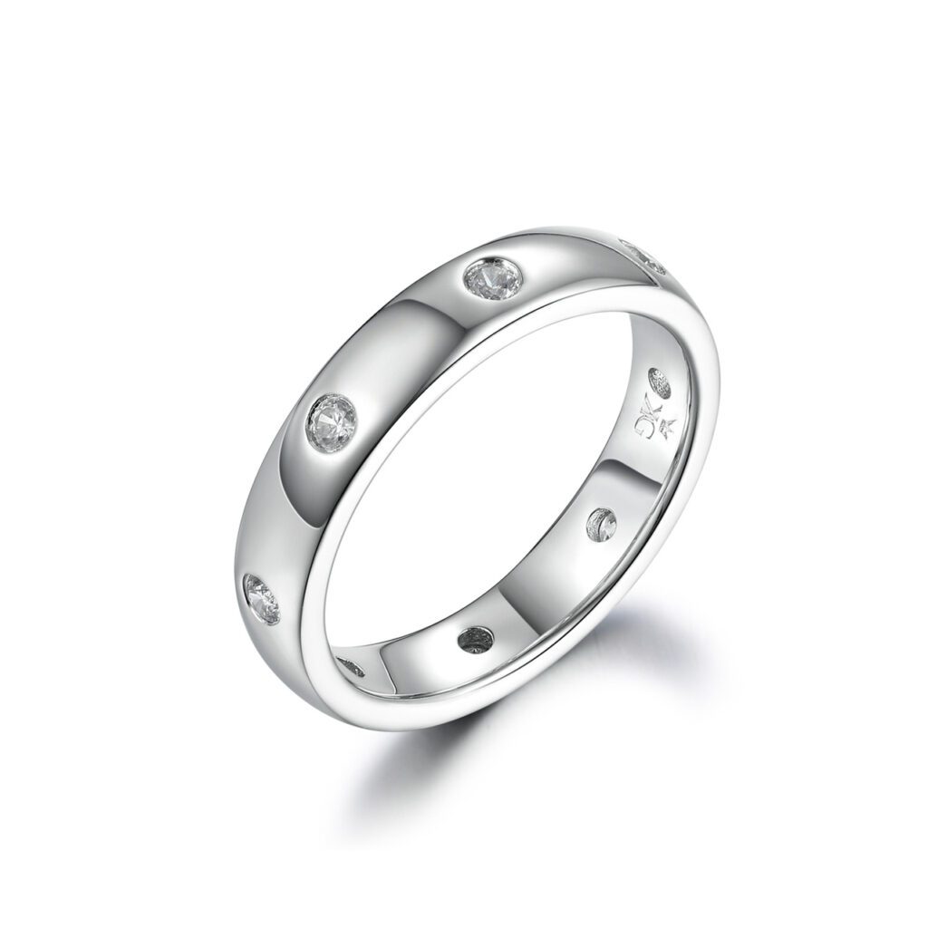 Scarlett – Stilren ring i 18k Vitguld med symmetriskt infattade diamanter