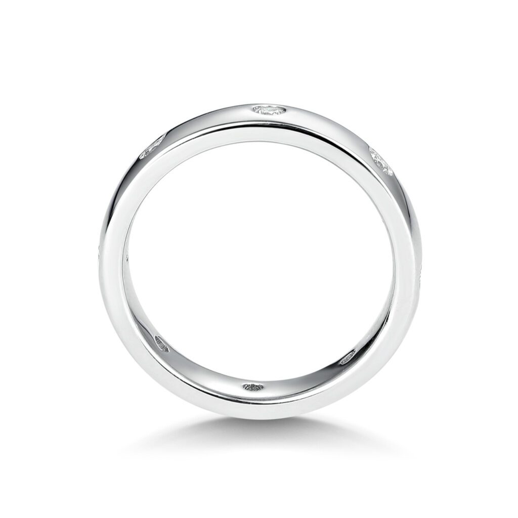 Scarlett – Stilren ring i 18k Vitguld med symmetriskt infattade diamanter