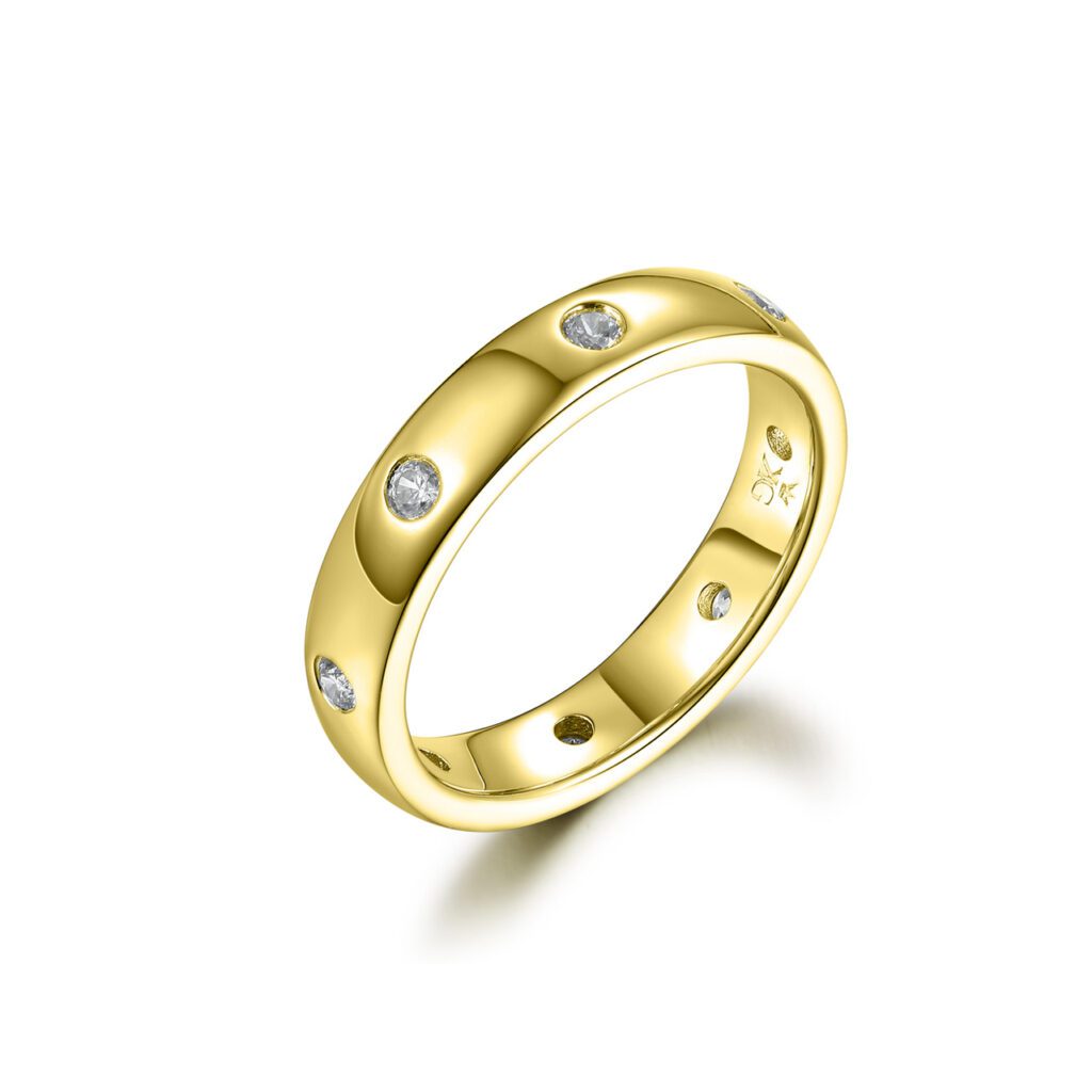 Scarlett – Stilren ring i 18k Gulguld med symmetriskt infattade diamanter