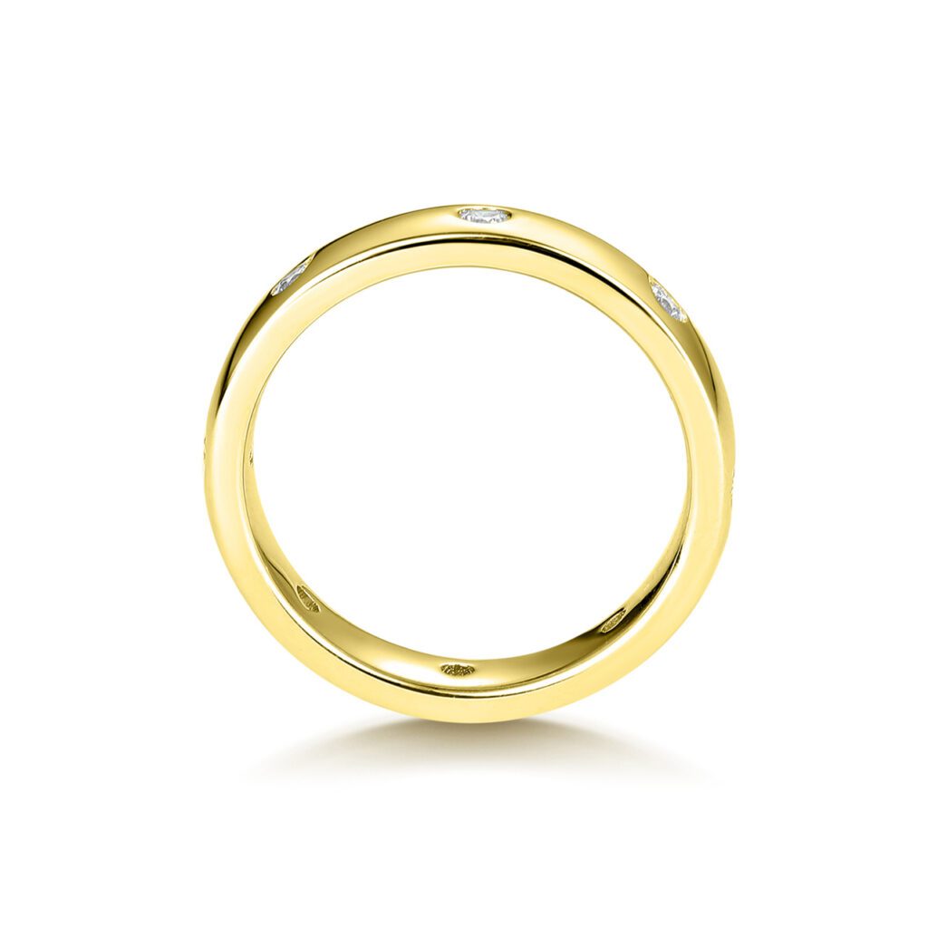 Scarlett – Stilren ring i 18k Gulguld med symmetriskt infattade diamanter