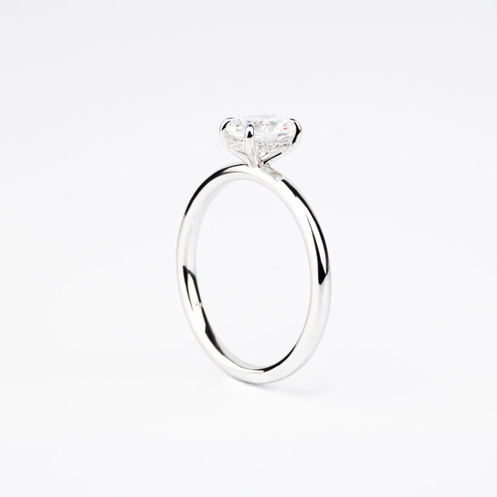 Althea – Förlovningsring i 18k Gulguld med hidden halo för extra lyster