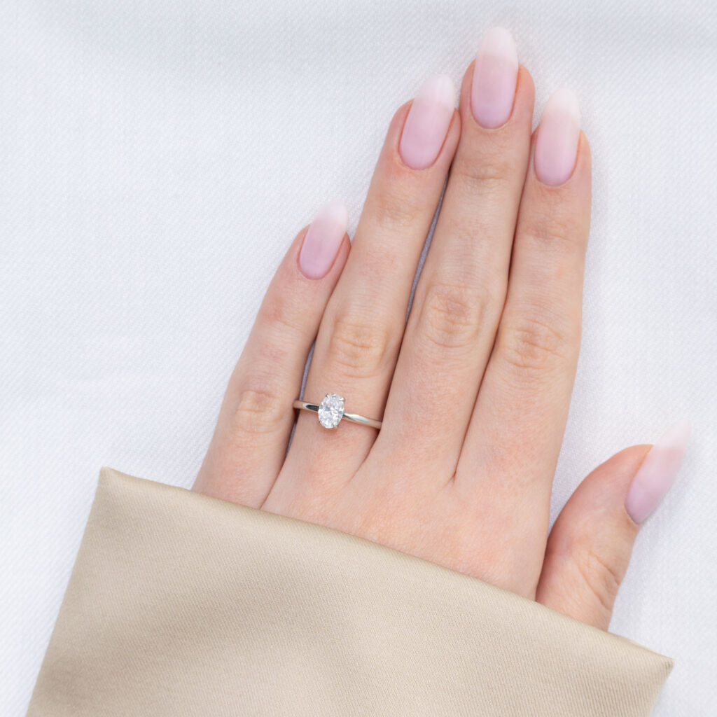 Althea – Förlovningsring i 18k Gulguld med hidden halo för extra lyster