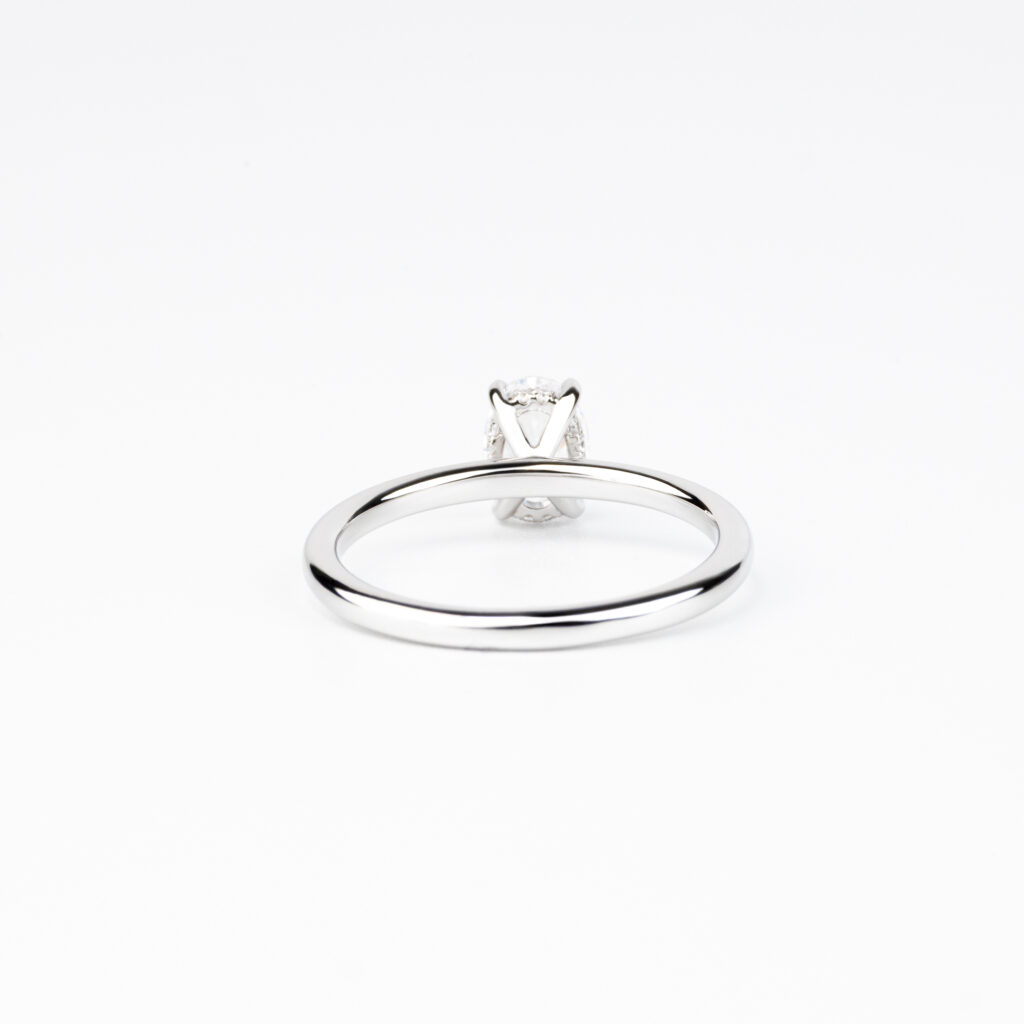 Althea – Förlovningsring i 18k Gulguld med hidden halo för extra lyster