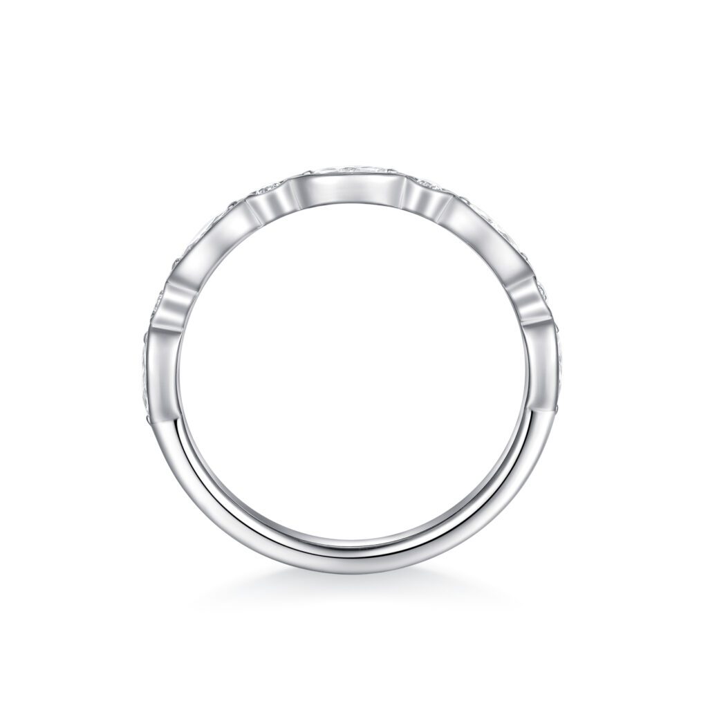 Mya Petite 1.5 mm – Charmig Vintage Alliansring i 18k Vitguld