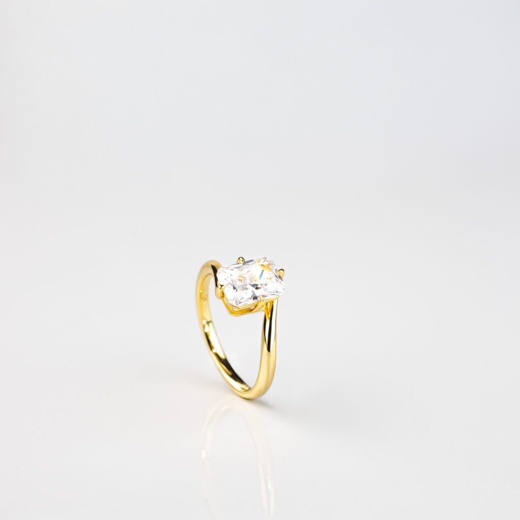Ariel – Elegant Solitärring i 18k Gulguld