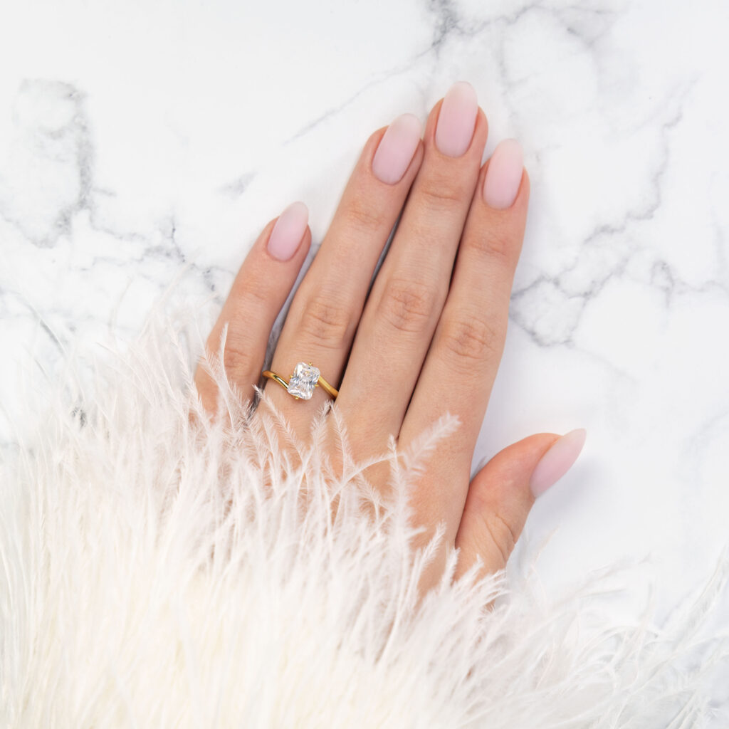 Ariel – Elegant Solitärring i 18k Vitguld