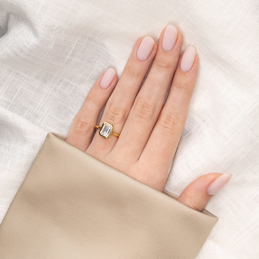 Leona Emerald – Elegant Bezel Ring i 950 Platina