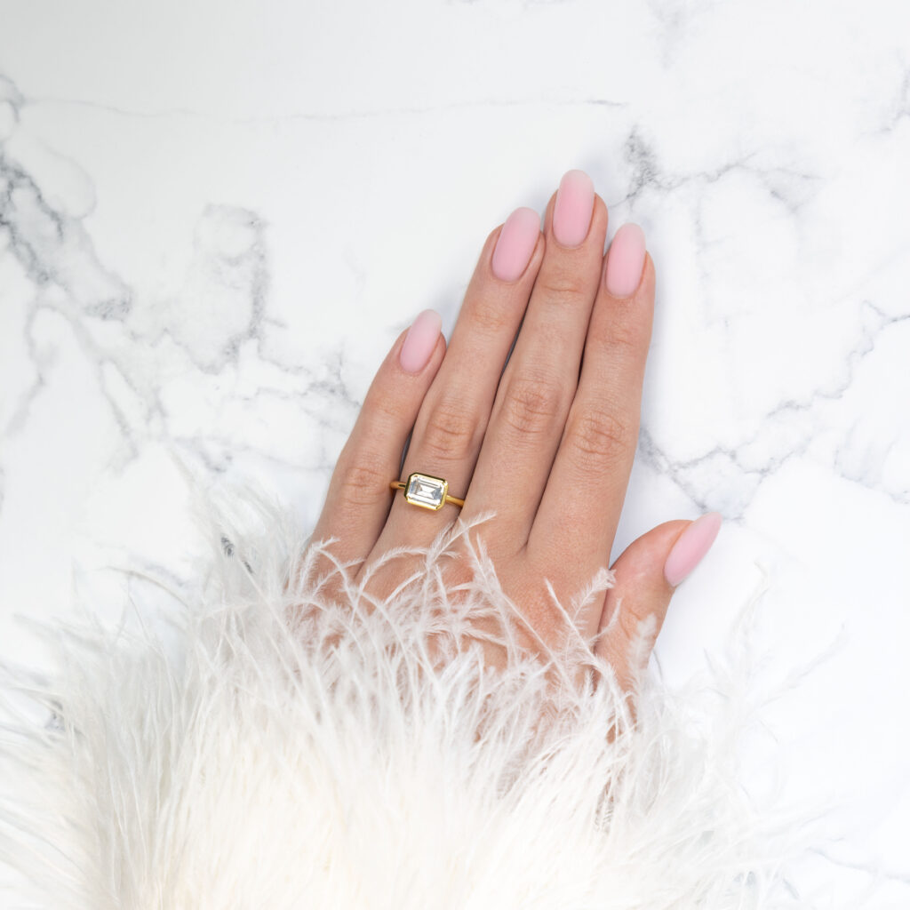 Adore Emerald – Elegant East-West Bezel Ring i 950 Platina