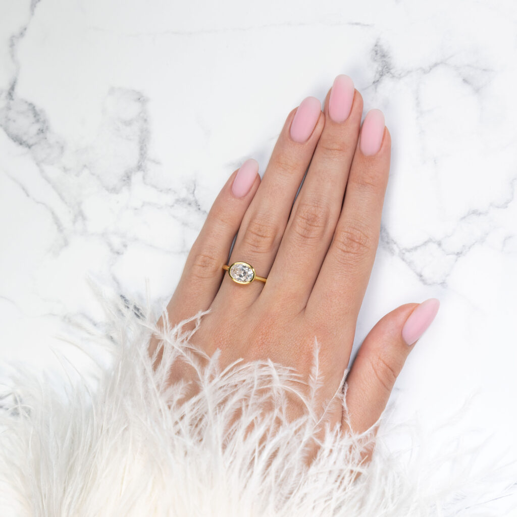 Adore Oval – Elegant East-West Bezel Ring i 18k Roséguld