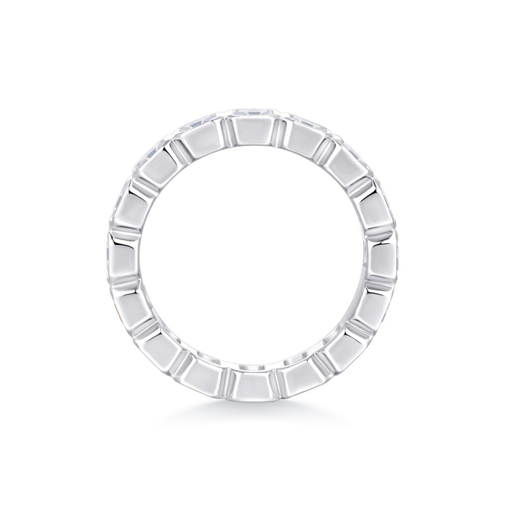 Glow – Emerald Bezel Alliansring i 18k Vitguld