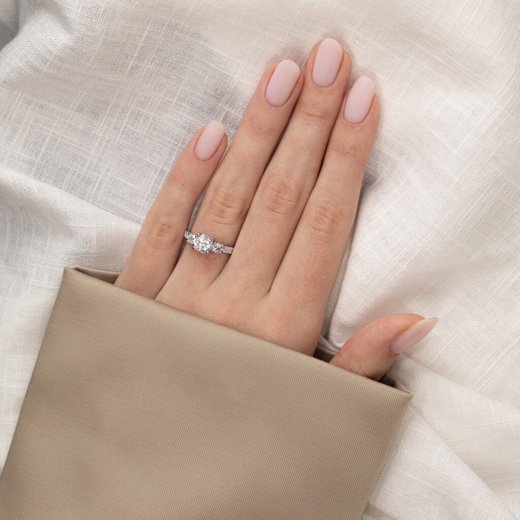 Adiana – Trestensring med Sidodiamanter i 18k Gulguld