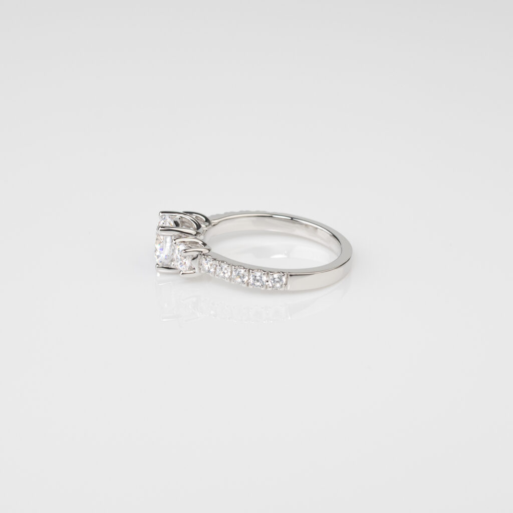 Adiana – Trestensring med Sidodiamanter i 18k Gulguld