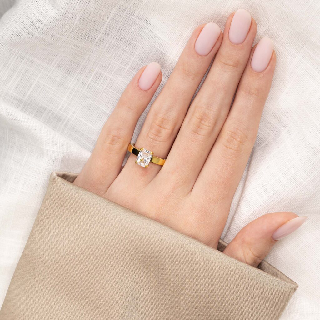 Alera – Elegant Sidostensring i 18k Gulguld