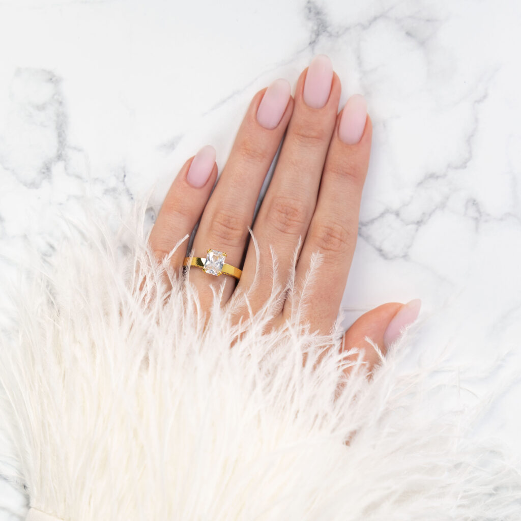 Alera – Elegant Sidostensring i 950 Platina