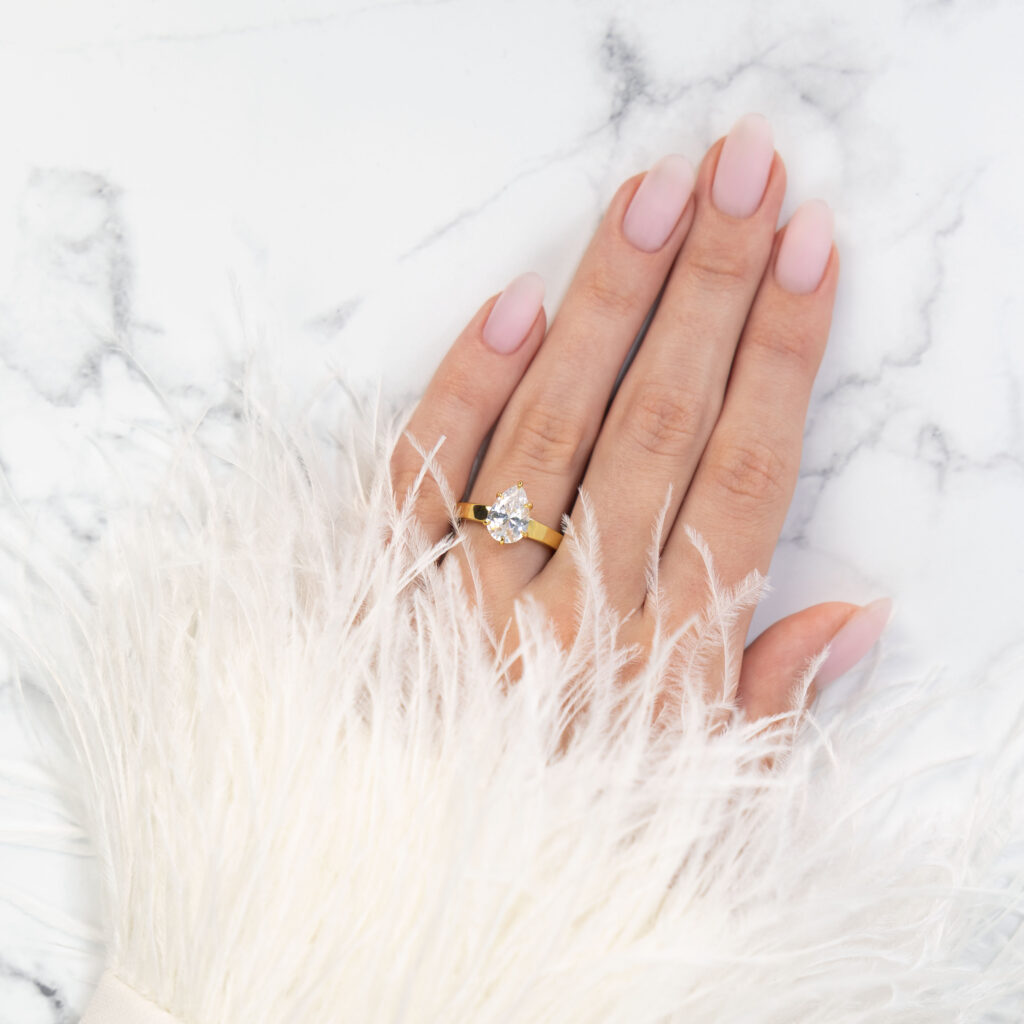 Celia Päron – Elegant Solitärring i 18k Vitguld
