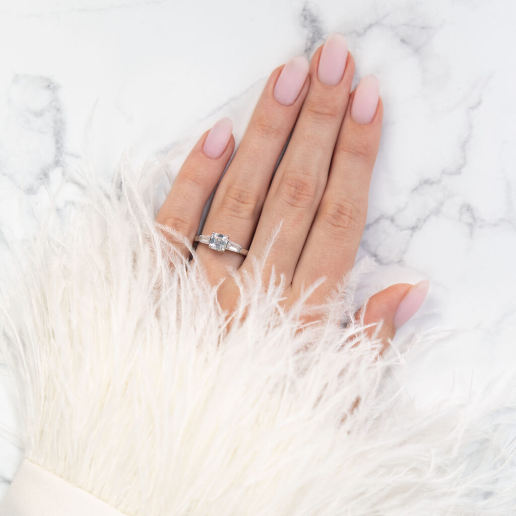 Embla – Elegant Trestensring med Baguetter i 18k Gulguld