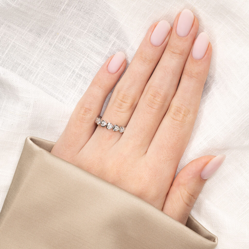 Embrace – Hjärtformade Bezel Alliansring i 18k Vitguld