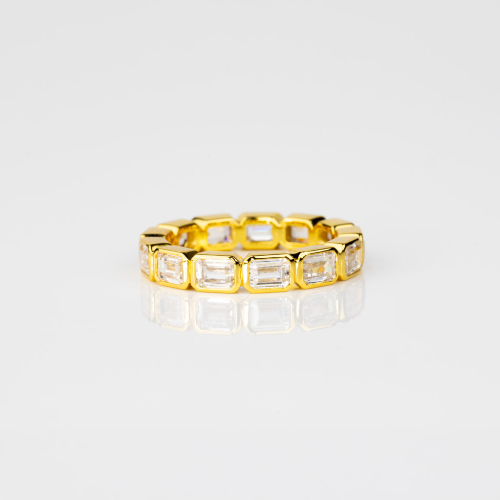 Glow – Emerald Bezel Alliansring i 18k Roséguld