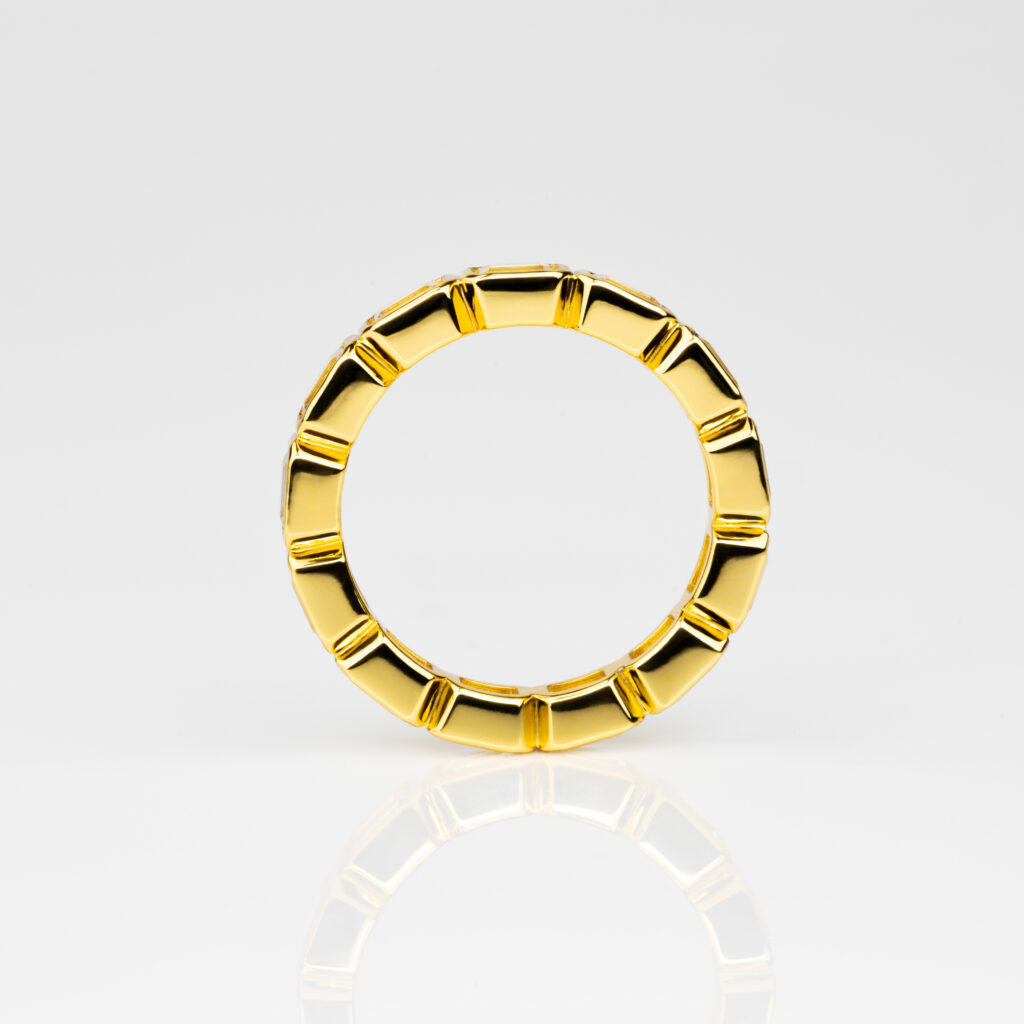 Glow – Emerald Bezel Alliansring i 18k Roséguld