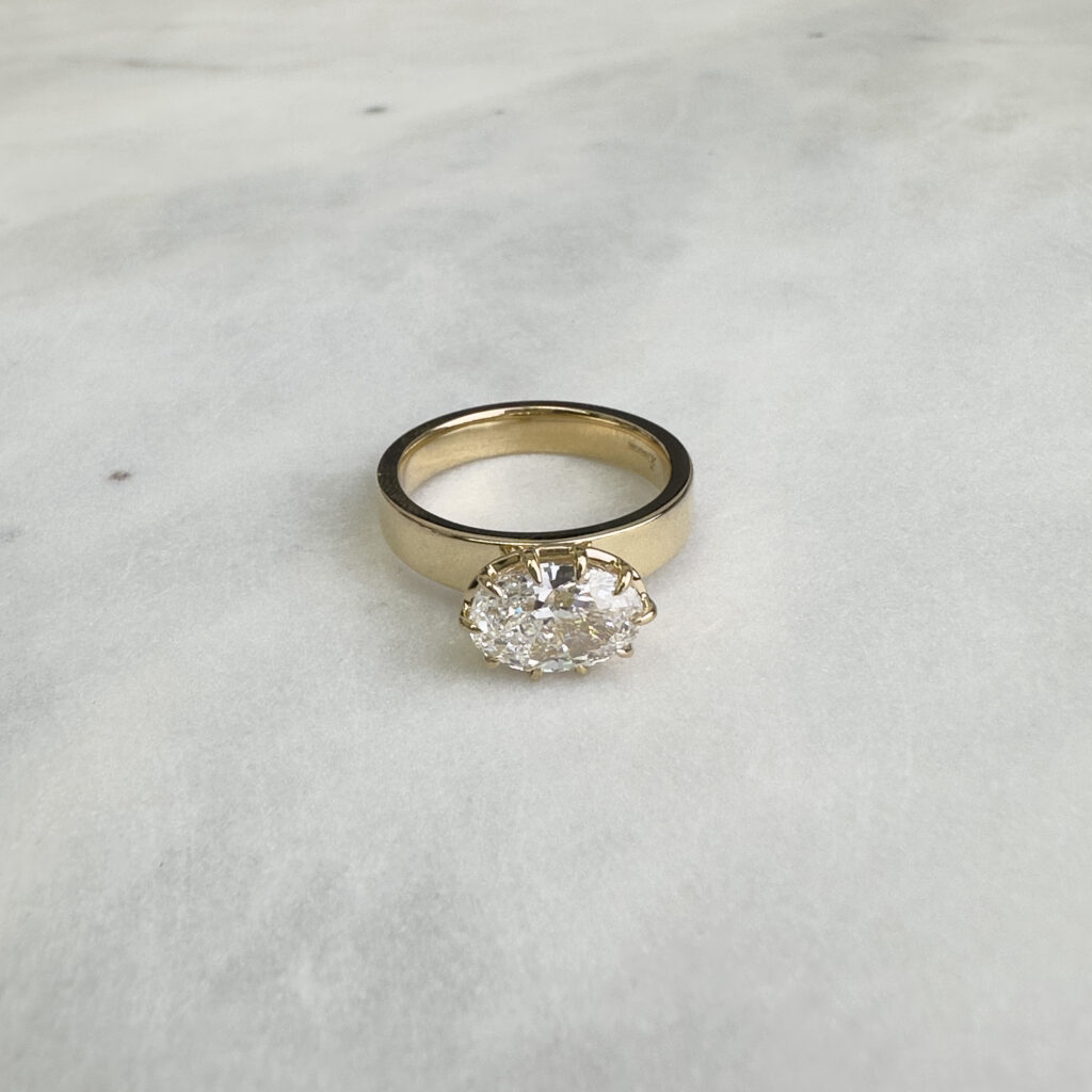 Navia – Unik East-West Solitärring i 18k Gulguld