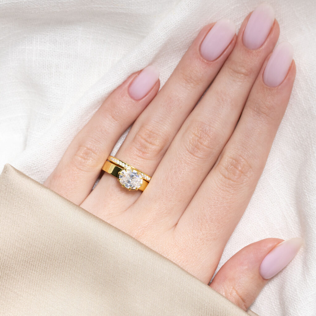 Navia – Unik East-West Solitärring i 18k Vitguld