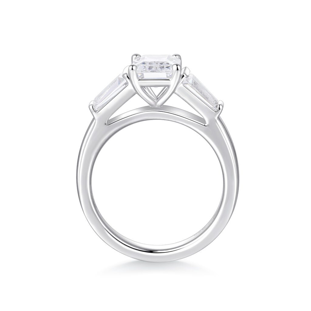 Tova – Elegant Trestensring i 950 Platina