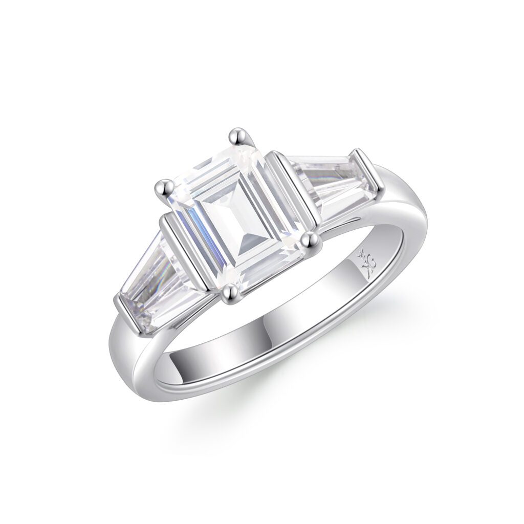 Tova – Elegant Trestensring i 950 Platina