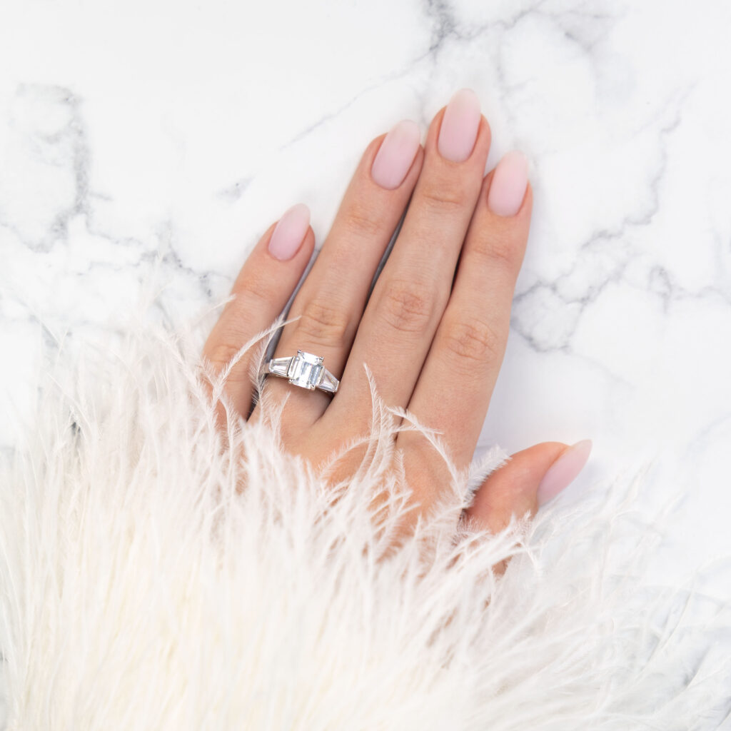 Tova – Elegant Trestensring i 18k Gulguld