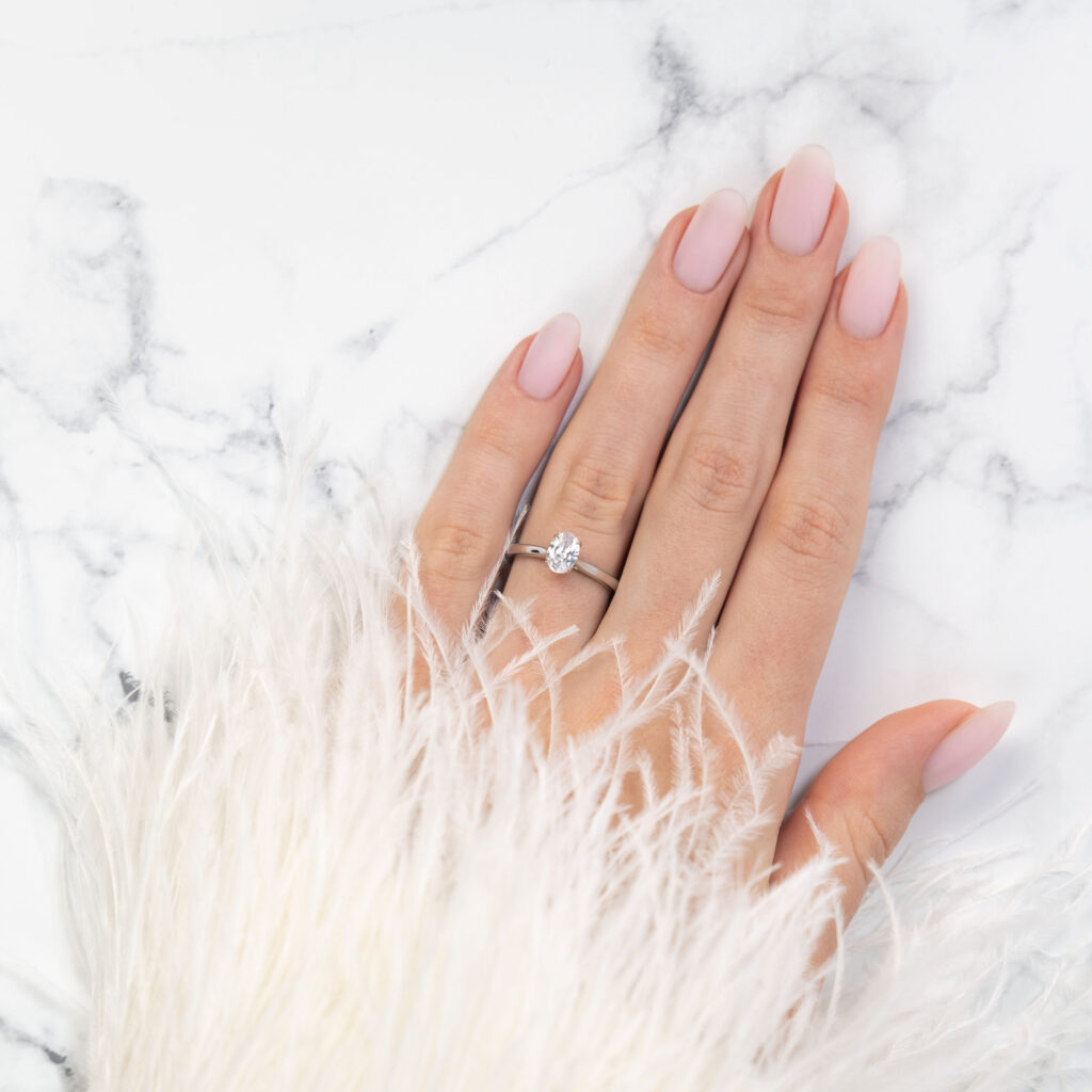 Vilda – Elegant Ring med Tulpanfattning i 950 Platina