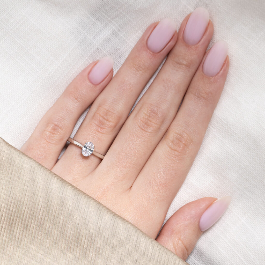 Vilda – Elegant Ring med Tulpanfattning i 950 Platina