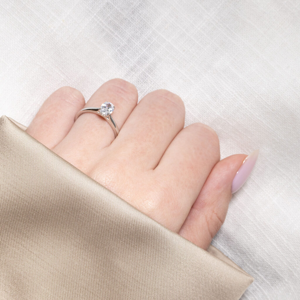 Vilda – Elegant Ring med Tulpanfattning i 950 Platina
