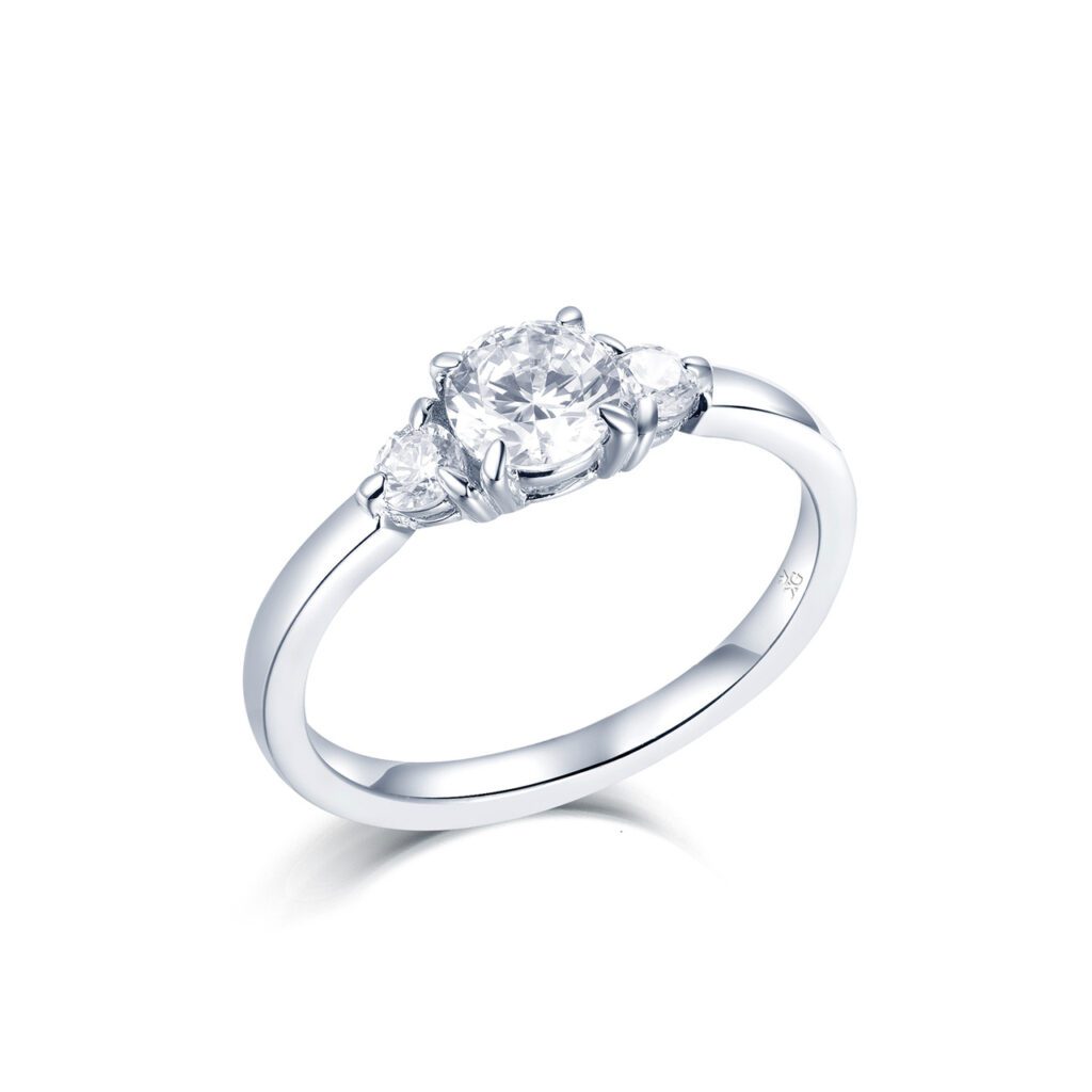 Alissa – Trestensring i 18k Vitguld