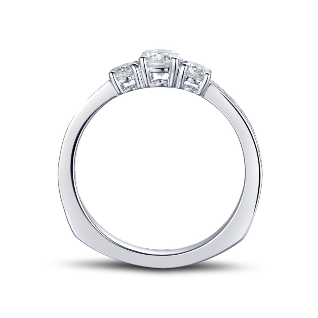 Anabella – Trestensring med Sidodiamanter i 950 Platina