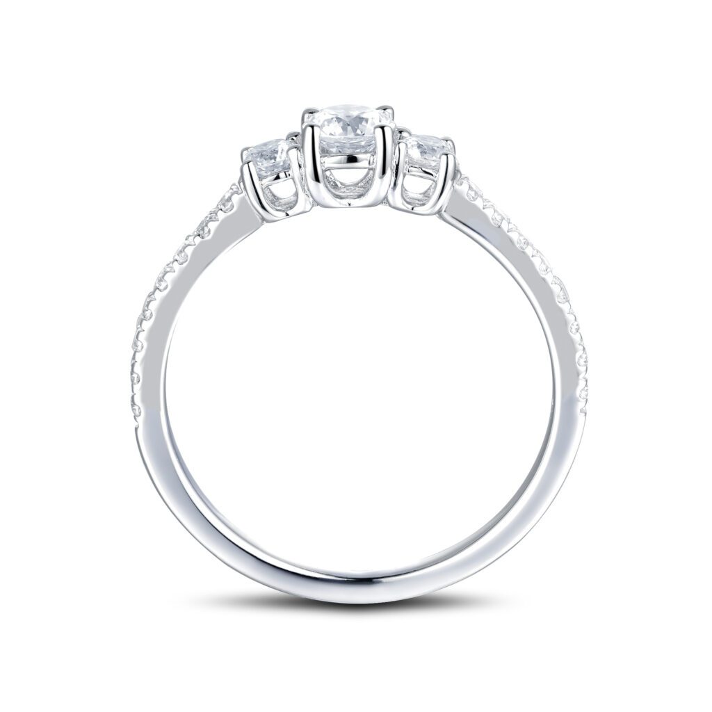 Cora – Trestensring med Sidodiamanter i 18k Vitguld