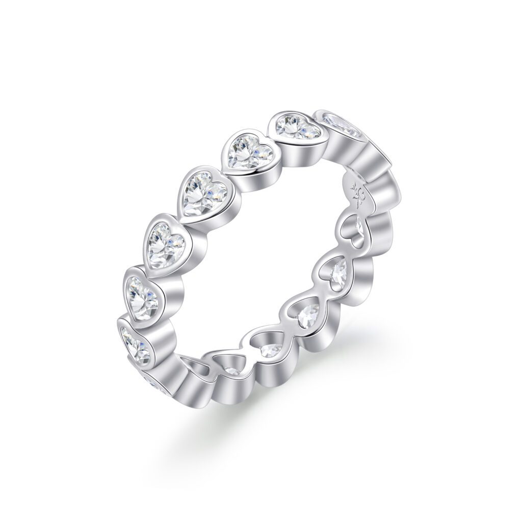 Embrace – Hjärtformade Bezel Alliansring i 18k Vitguld