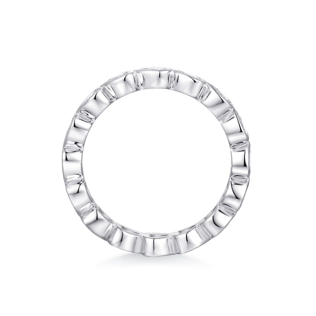 Embrace – Hjärtformade Bezel Alliansring i 18k Vitguld