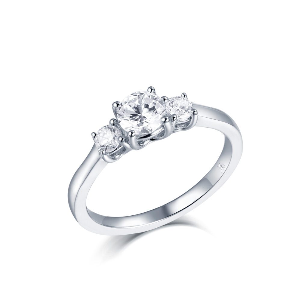 Ilaria – Trestensring i 18k Vitguld