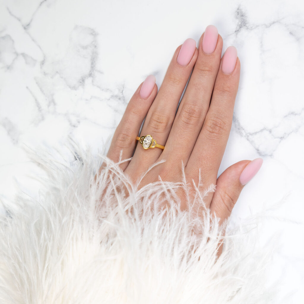 Anaya – Bezel Trestensring i 18k Vitguld