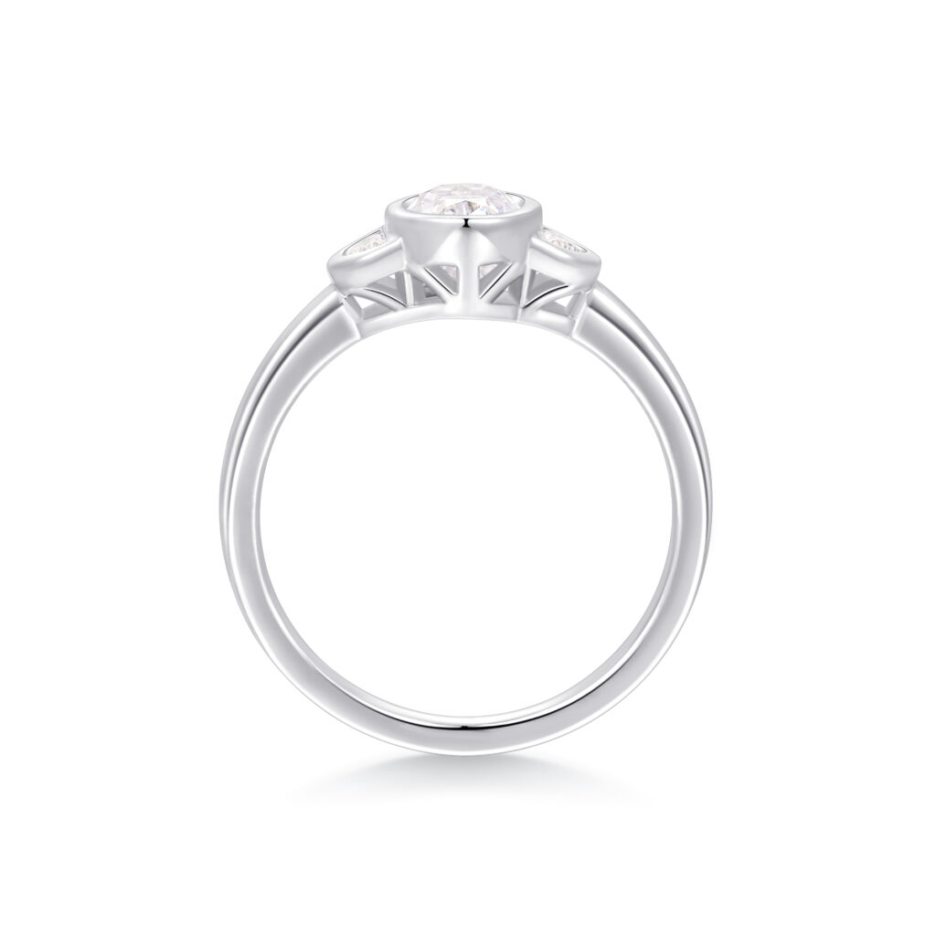 Anaya – Bezel Trestensring i 18k Vitguld
